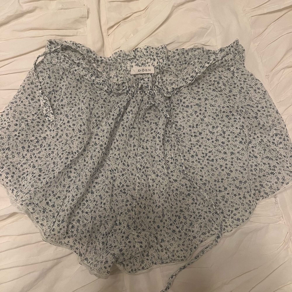 Doen Floral Print shorts - small - Blue and White (part of set)